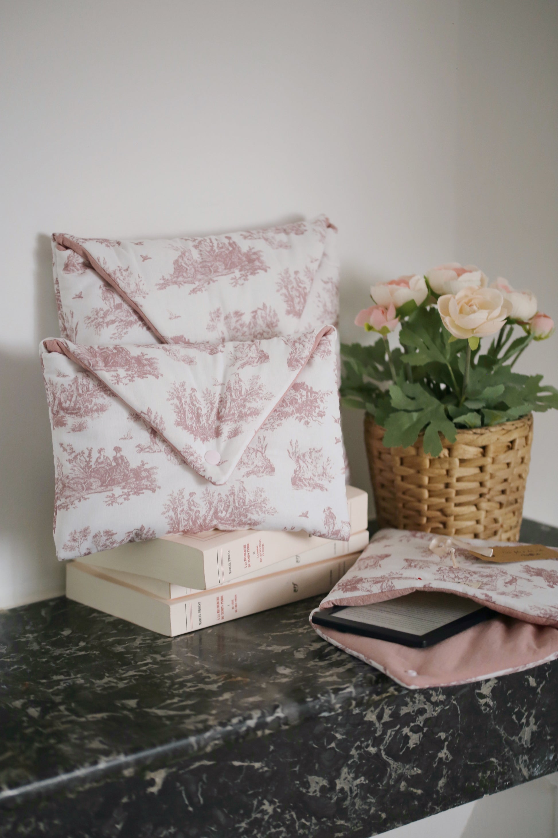Housse pour livre « Toile de Jouy » rose poudre - plusieurs formats - Des fils et des mots 