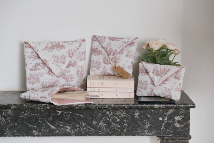 Housse pour livre « Toile de Jouy » rose poudre - plusieurs formats - Des fils et des mots 