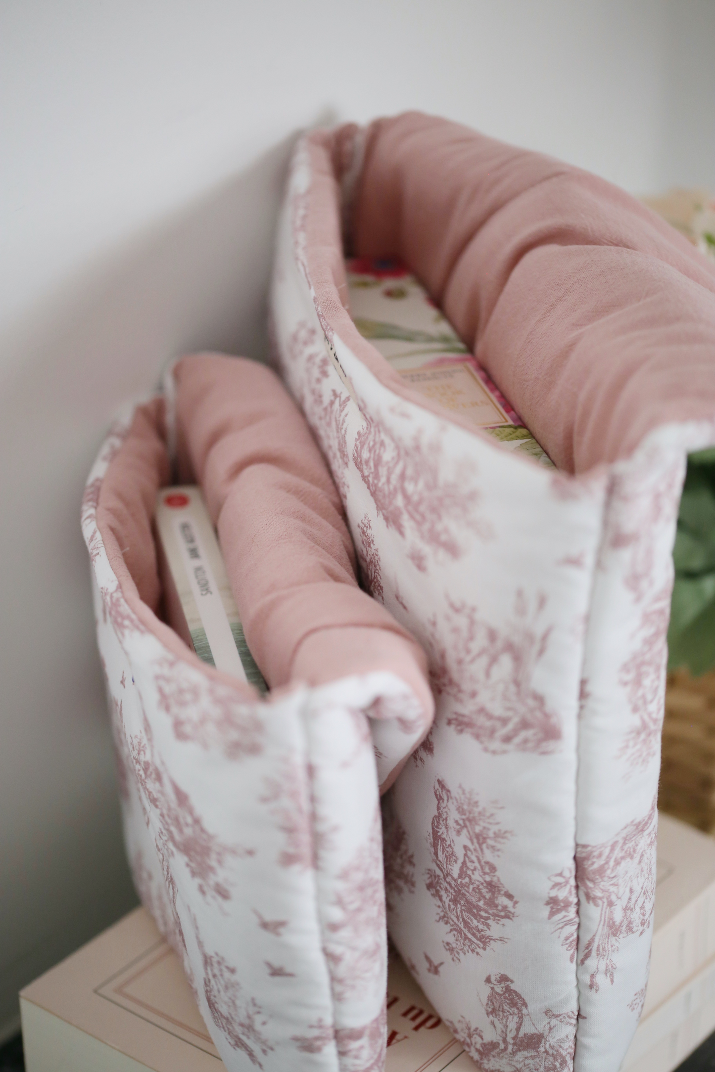 Housse pour livre « Toile de Jouy » rose poudre - plusieurs formats - Des fils et des mots 