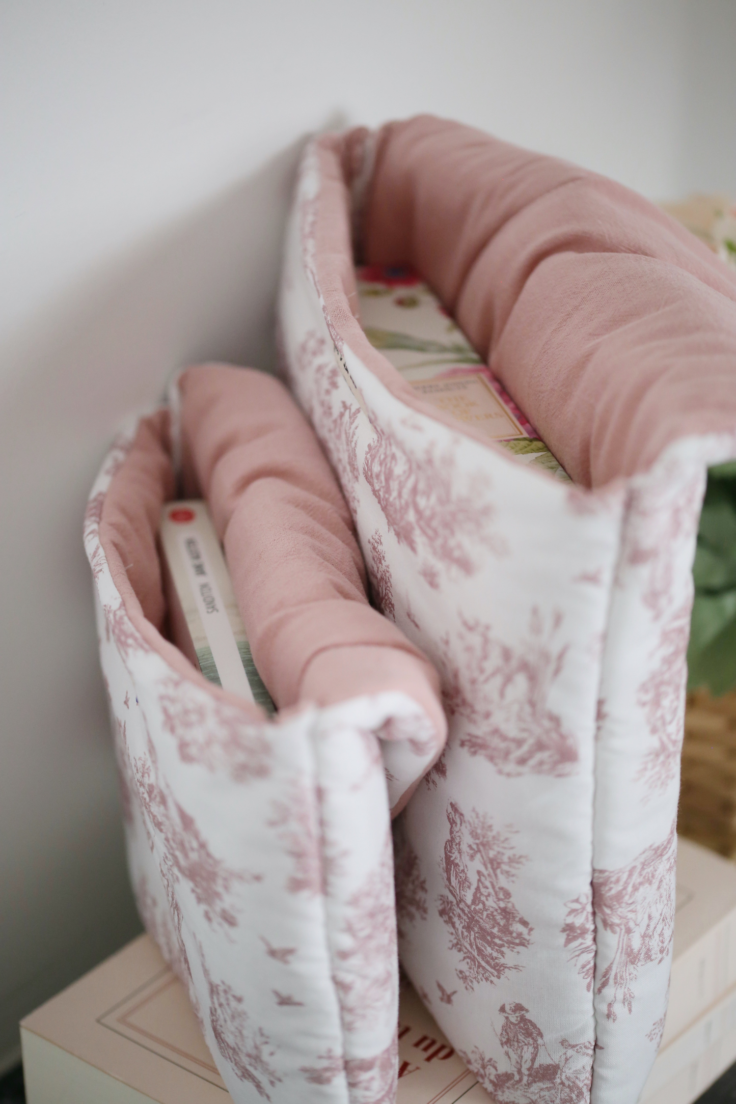 Housse pour livre « Toile de Jouy » rose poudre - plusieurs formats