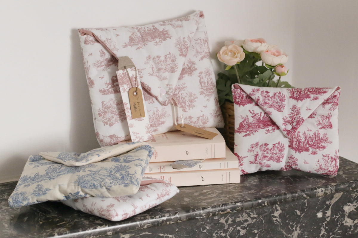 Housse pour livre « Toile de Jouy » rose poudre - plusieurs formats